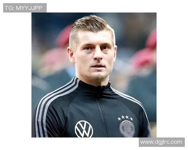 克罗斯的足球传奇之路：从青训到世界顶级中场的蜕变与荣耀